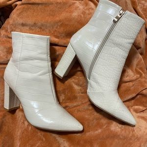 Billini milk croc booties size 8